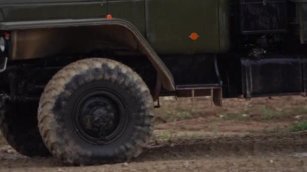 Zeitlupe Nahaufnahme von sich drehenden Rädern eines Militärlastwagens — Stockvideo