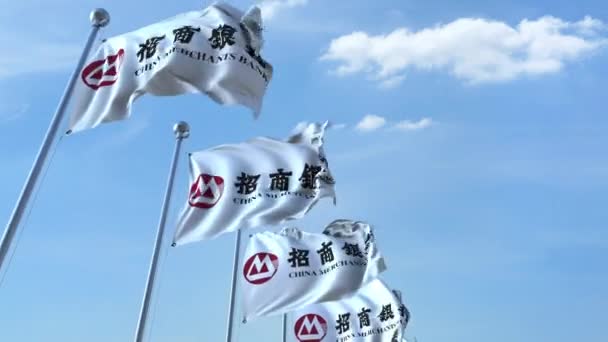 Ondeando banderas con el logotipo de China Merchants Sbank contra el cielo, lazo sin costuras. Animación editorial 4K — Vídeos de Stock