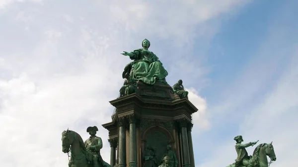 VIENNA, AUSTRIA - AUGUST 12, 2017. Empress Maria Theresien Platz statue — Stock Photo, Image