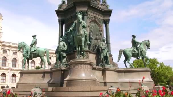 VIENNA, AUSTRIA - AUGUST 12, 2017. Empress Maria Theresien Platz monument — Stock Video