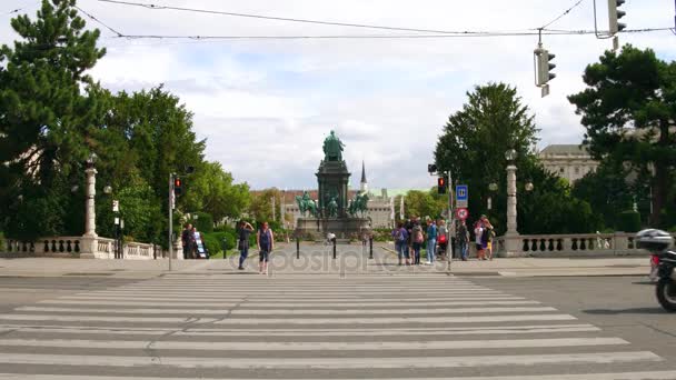 Wien, Österrike - 12 augusti 2017. Staden övergångsställe och avlägsna Maria Theresien Platz-monumentet — Stockvideo