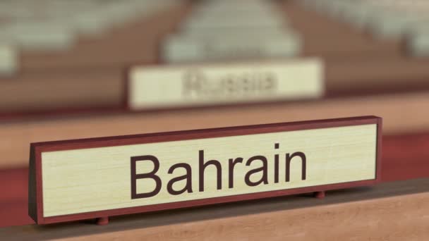 Бахрейн ім'я знак серед різних країн бляшок на міжнародної організації. 3D-рендерінг — стокове відео