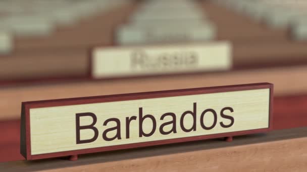 Барбадос имя знак среди различных стран бляшки в международной организации. 3D рендеринг — стоковое видео