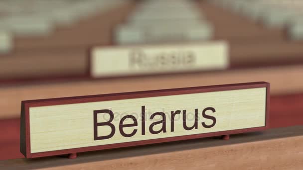 ベラルーシ国際組織でさまざまな国のプラクの中で看板。3 d レンダリング — ストック動画