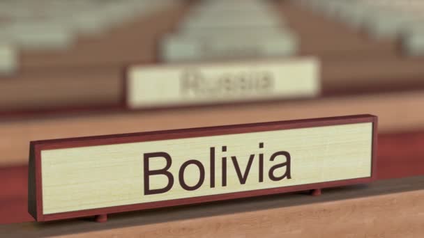 Bolivia nombre signo entre las diferentes placas de los países en la organización internacional. Renderizado 3D — Vídeos de Stock