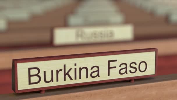 बुर्किना फासोचे नाव आंतरराष्ट्रीय संस्थेत वेगवेगळ्या देशांच्या प्लेकमध्ये चिन्हांकित आहे. 3D रेंडरिंग — स्टॉक व्हिडिओ