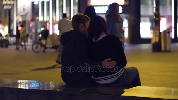 Pasangan muda berpelukan di jalan di malam hari — Stok Video