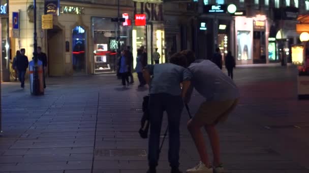 VIENNE, AUTRICHE - 11 AOÛT 2017. Jeunes photographes faisant des photos de ville de nuit avec un trépied — Video