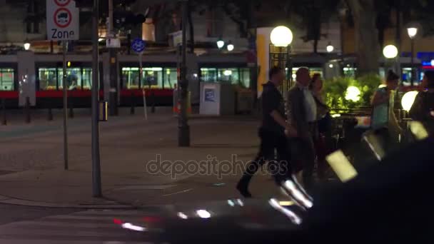 VIENA, AUSTRIA - 11 de agosto de 2017. Mujer joven de pie en el paso de la ciudad por la noche — Vídeo de stock