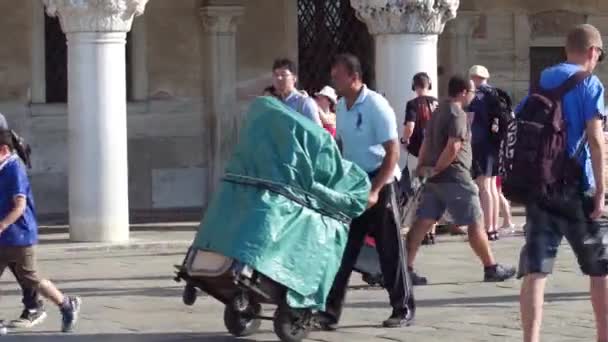 Venice, İtalya - 8 Ağustos 2017. Ünlü Doges Sarayı, şehrin ana müteşekkil yakınında kalabalık turist yer — Stok video