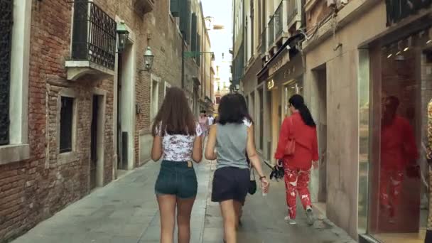 VENECIA, ITALIA - 8 de agosto de 2017. Mujeres jóvenes caminando por tiendas de moda en un lugar turístico — Vídeos de Stock