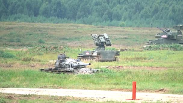 REGIÓN DE MOSCÚ, RUSIA - 25 de agosto de 2017. Disparo en cámara lenta del sistema antiaéreo ruso autopropulsado SA-13 Gopher y 2K22 Tunguska — Vídeo de stock