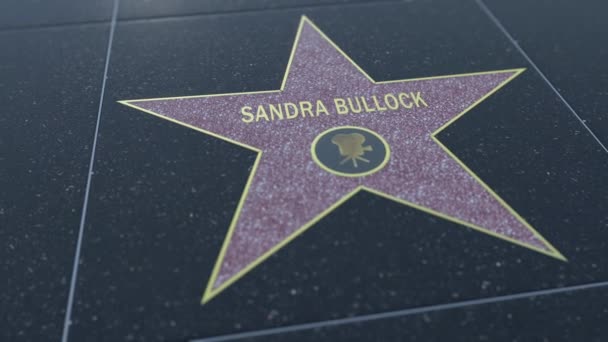 Звезда Голливудской Аллеи Славы с надписью САНДРА БУЛЛОК. Клип в 4K — стоковое видео