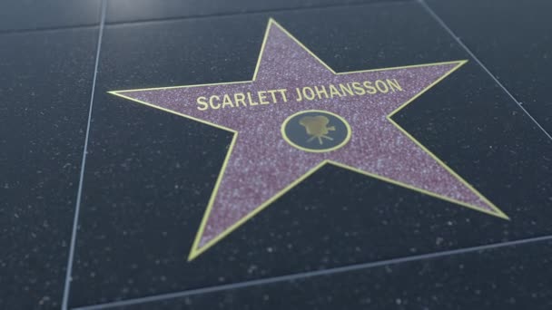 Αστέρι του Hollywood Walk of Fame με επιγραφή Scarlett Johansson. Συντακτική 4k κλιπ — Αρχείο Βίντεο