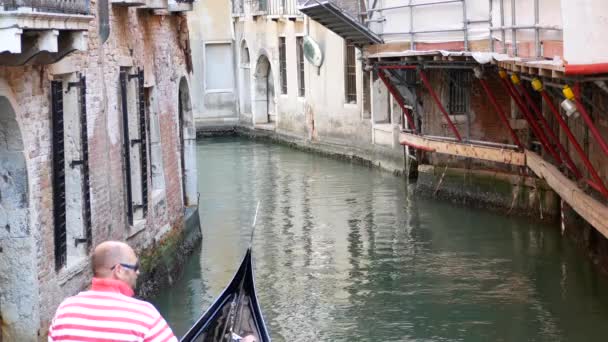 VENECIA, ITALIA - 8 de agosto de 2017. Gondolero posando sobre una góndola veneciana — Vídeo de stock