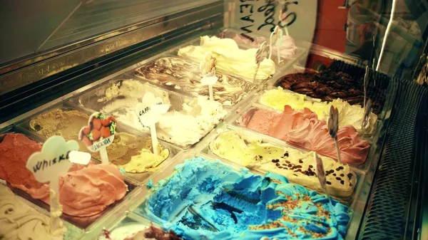 Vitrine de sorvete colorido em um lugar turístico — Fotografia de Stock