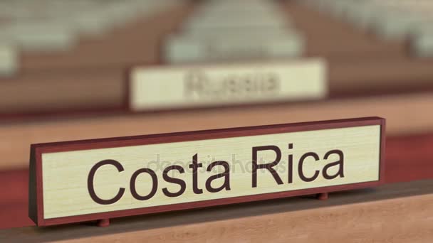 Costa rica namensschild zwischen verschiedenen ländern plaketten bei internationaler organisation — Stockvideo