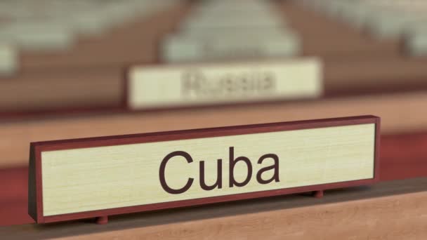 Kubas Namensschild zwischen verschiedenen Ländern Gedenktafeln bei internationaler Organisation — Stockvideo