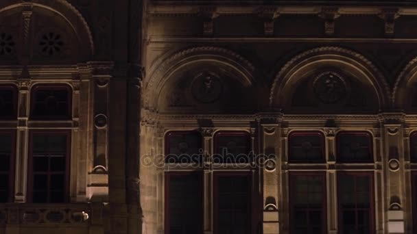Alte klassische Hausfenster nachts beleuchtet in Wien, Österreich — Stockvideo