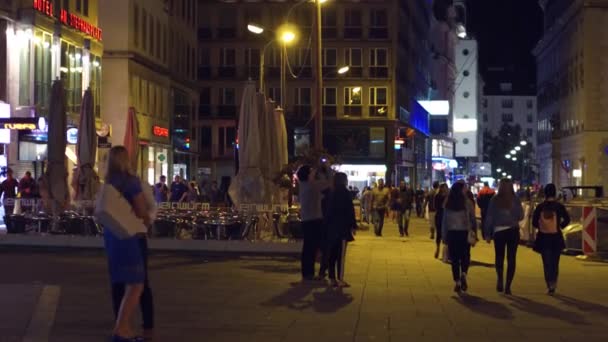 Bécs, Ausztria - augusztus 11, 2017. Forgalmas városi tér este — Stock videók