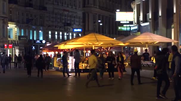 VIENA, AUSTRIA - 11 de agosto de 2017. Street café de LEurope por la noche — Vídeo de stock