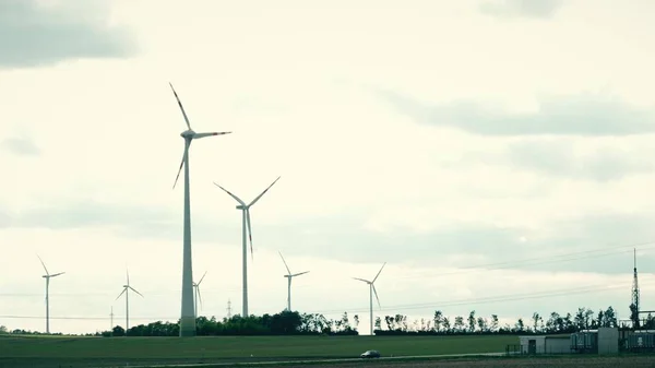 АВСТРИЯ - 12 августа 2017 года. Современная ветряная электростанция и кастрюли силовых пилонов — стоковое фото
