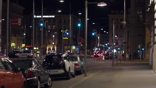 Wiedeń, Austria - 11 sierpnia 2017 r. Główne miasta ulicy w godzinach wieczornych — Wideo stockowe