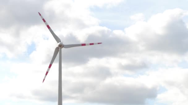 Oostenrijk - 12 augustus 2017. Windgenerator tegen bewolkte hemel — Stockvideo