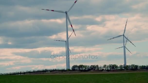 Spinnende Windräder in Österreich vom fahrenden Auto aus gesehen — Stockvideo