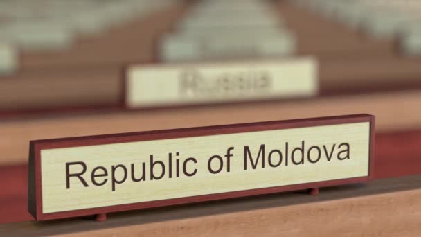 Tanda nama Republik Moldova di antara berbagai negara plakat di organisasi internasional — Stok Video