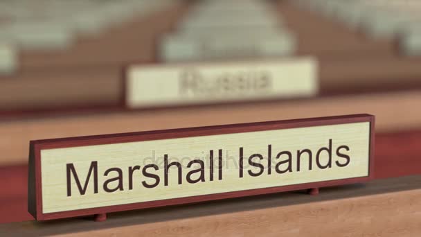 Panneau de nom des Îles Marshall parmi les différentes plaques de pays à l'organisation internationale — Video