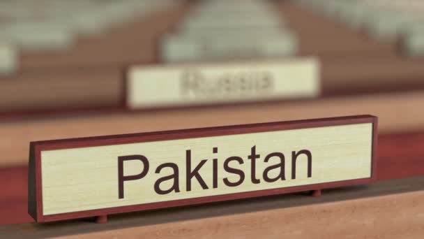 Пакистан обозначил таблички разных стран в международной организации — стоковое видео