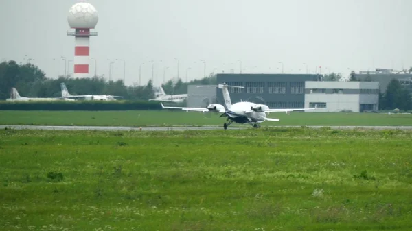 WARSAW, POLOGNE - 8 SEPTEMBRE 2017. Décollage de l'avion à turbopropulseurs Piaggio P-180 Avanti de l'aéroport international de Chopin — Photo