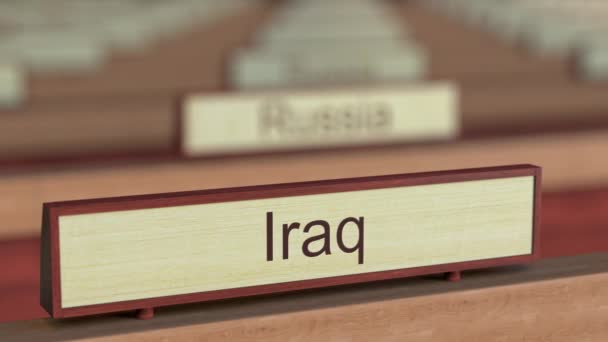 Irakisches Namensschild zwischen verschiedenen Ländern Gedenktafeln bei internationaler Organisation — Stockvideo
