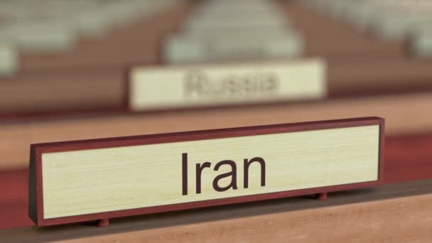 Iranisches Namensschild zwischen verschiedenen Ländern Gedenktafeln bei internationaler Organisation — Stockvideo