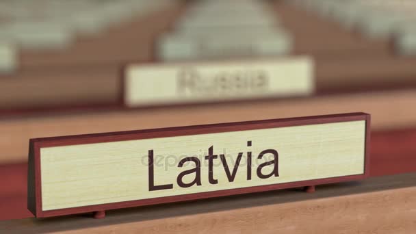 Lettland Namensschild zwischen verschiedenen Ländern Gedenktafeln bei internationaler Organisation — Stockvideo