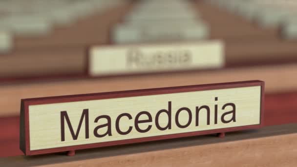 Македония именной знак среди различных стран бляшки в международной организации — стоковое видео