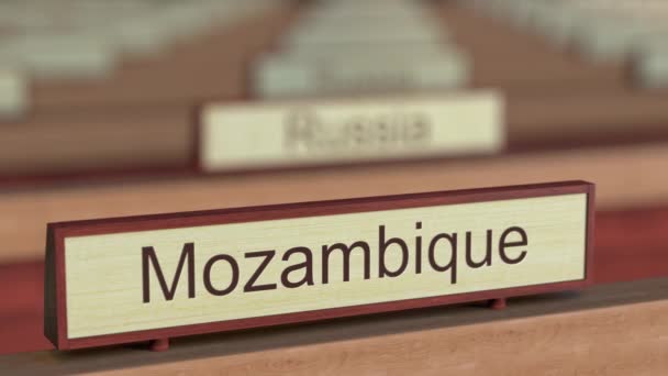 Мозамбикские таблички с именами различных стран в международной организации — стоковое видео