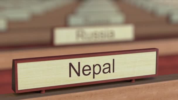 Tanda nama Nepal di antara negara-negara yang berbeda plakat di organisasi internasional — Stok Video