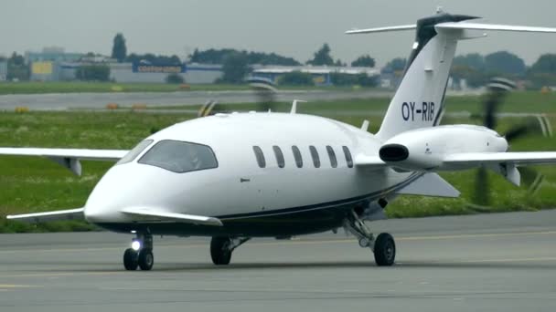 Warsaw, Polen - 8 September 2017. Piaggio P-180 Avanti turboprop vliegtuig op de internationale luchthaven van Chopin — Stockvideo