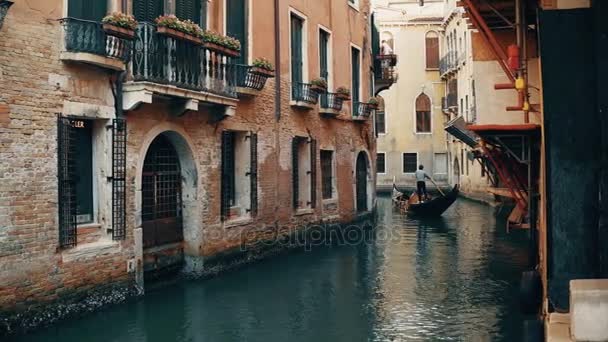 Venice, Italië - 8 augustus 2017. Venetiaanse gondel zweven tussen oud gebouw — Stockvideo