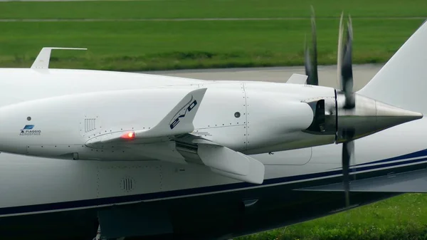 Warschau, Polen - 8. September 2017. Betrieb ungewöhnlicher Turboprop-Motoren des Flugzeugs piaggio p-180 avanti — Stockfoto