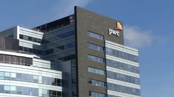 WARSAW, POLONIA - 8 SETTEMBRE 2017. PricewaterhouseCoopers PwC edificio per uffici — Video Stock