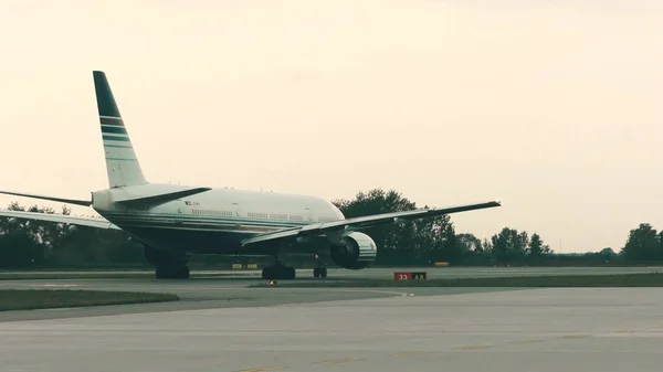 WARSAW, POLÓNIA - 8 de setembro de 2017. Estilo Privilégio Boeing 777-28EP avião comercial taxiing no aeroporto — Fotografia de Stock