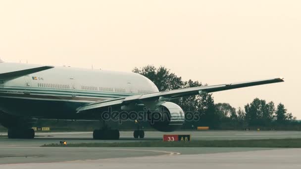 Βαρσοβία, Πολωνία - 8 Σεπτεμβρίου 2017. Privilege Style τροχοδρόμησης εμπορικό αεροσκάφος Boeing 777-28ep στο αεροδρόμιο — Αρχείο Βίντεο