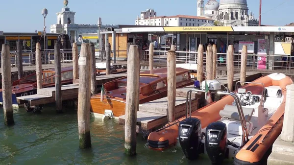 VENECIA, ITALIA - 8 de agosto de 2017. Barcos a motor amarrados cerca de la plaza San Marco — Foto de Stock