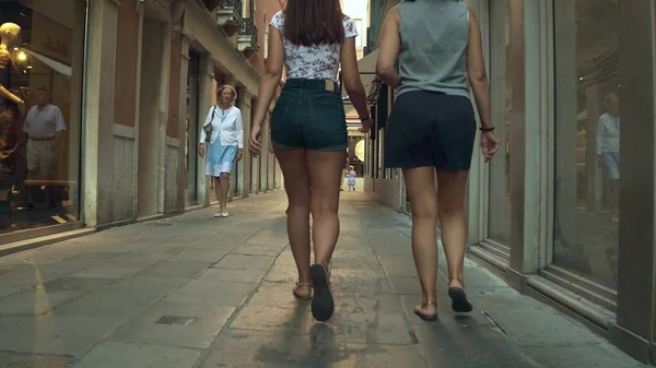 ヴェネツィア, イタリア - 2017 年 8 月 8 日。狭い歩道を歩いている若い女性 — ストック写真