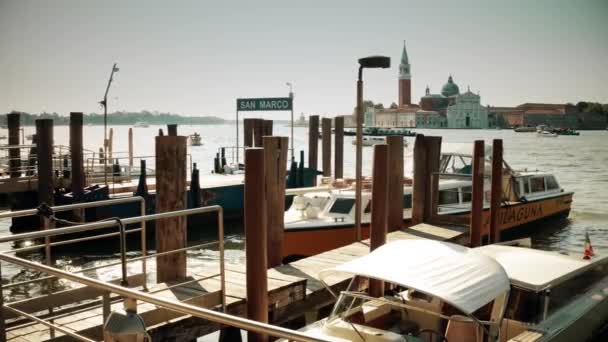 Venice, İtalya - 8 Ağustos 2017. San Marco Meydanı yakınındaki motorbot — Stok video