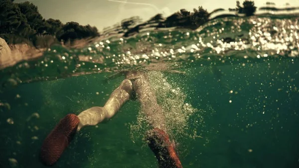 Krásná mladá žena, koupání v moři, ponoru zastřelil — Stock fotografie