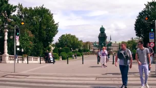 Vienna, Oostenrijk - 12 augustus 2017. Stad crosswalk en Maria Theresien Platz monument — Stockvideo